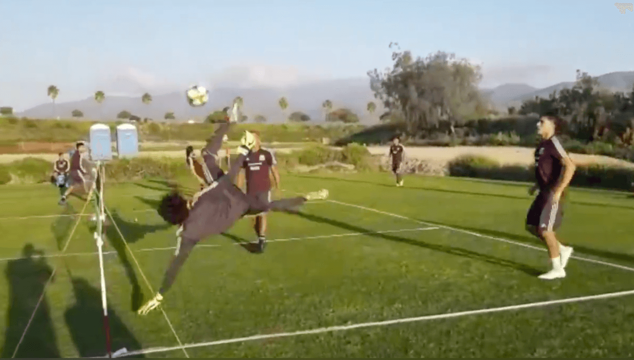 ¡Increíble! Memo Ochoa no solo ataja, también hace chilenas