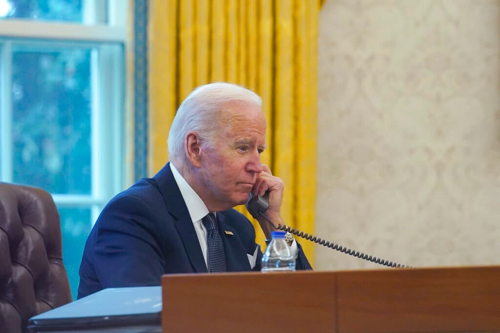 (Archivo) En esta imagen tomada a través de una ventana, el presidente Joe Biden habla por teléfono con el presidente ucraniano Volodymyr Zelenskyy, el jueves 9 de diciembre de 2021.