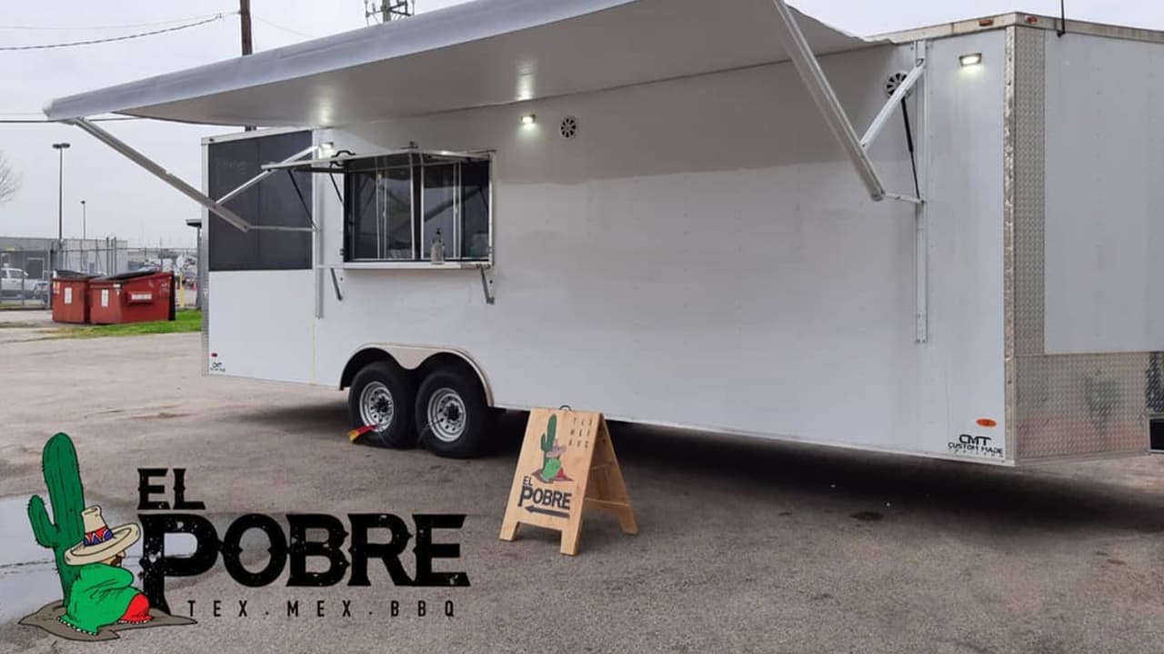 El Pobre se encuentra ubicado en el 3118 Harrisburg afuera de una licorería. La meta de madre e hijo es seguir poniendo el 100 por ciento a su negocio y atender a su clientela a quienes ven como una familia.