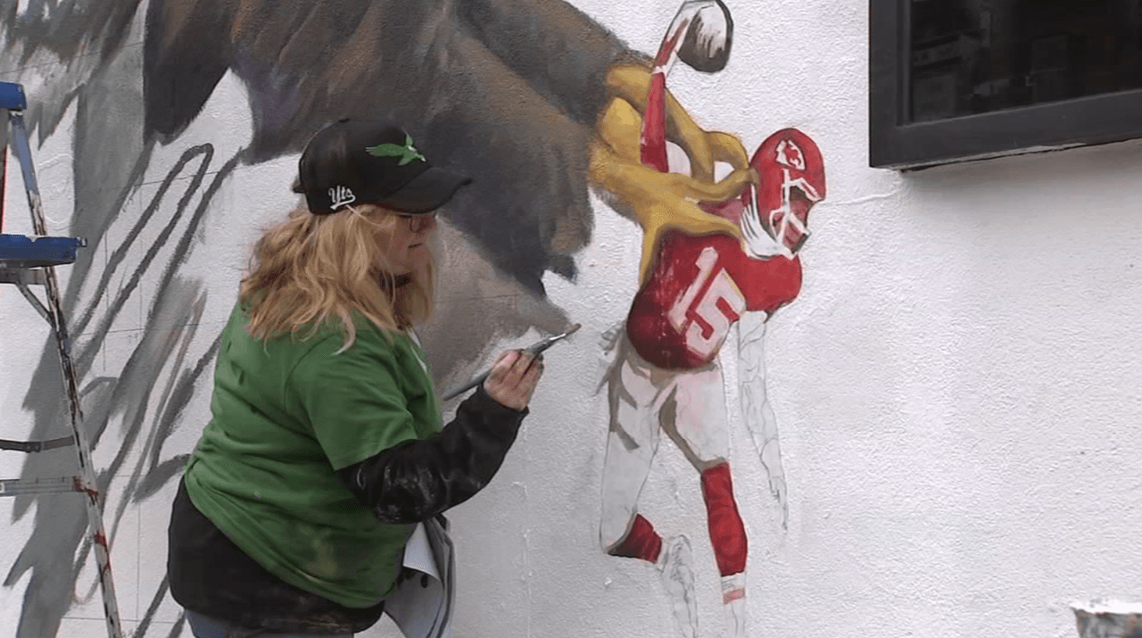 Artista de Filadelfia crea un mural en honor a los Eagles antes del Super Bowl LVII