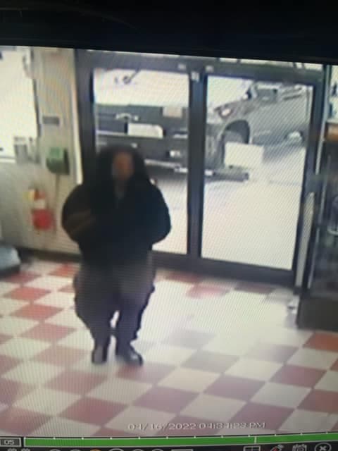 Las autoridades compartieron en la red social Facebook las imágenes de los sujetos presuntamente involucrados. El robo se habría registrado en el área de Castalia, a unas 49 millas al noreste de Raleigh, en el condado de Nash.