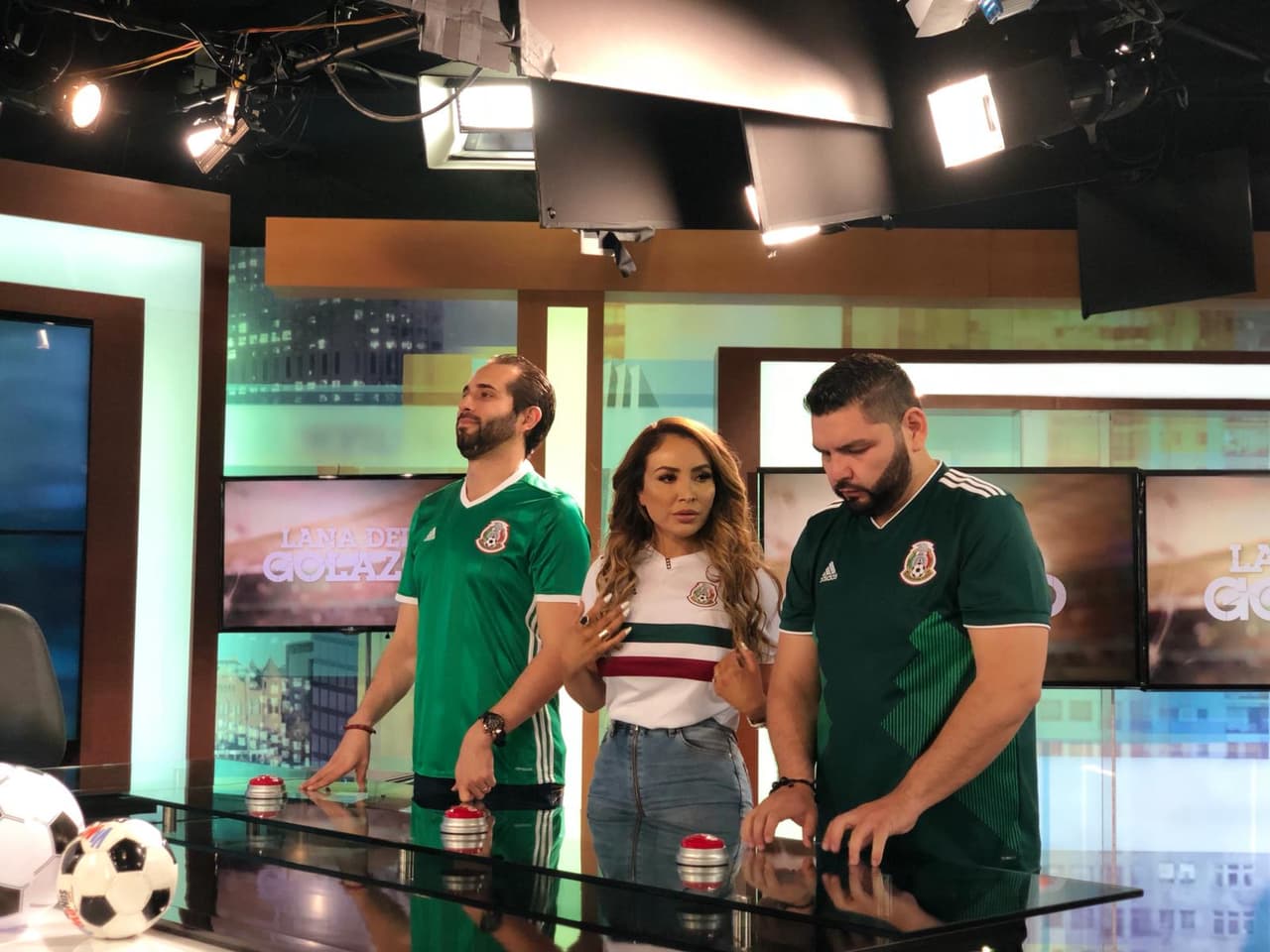 Juntos, pero no revueltos, los locutores se enfrentaron en un divertido juego de preguntas acerca de fútbol.