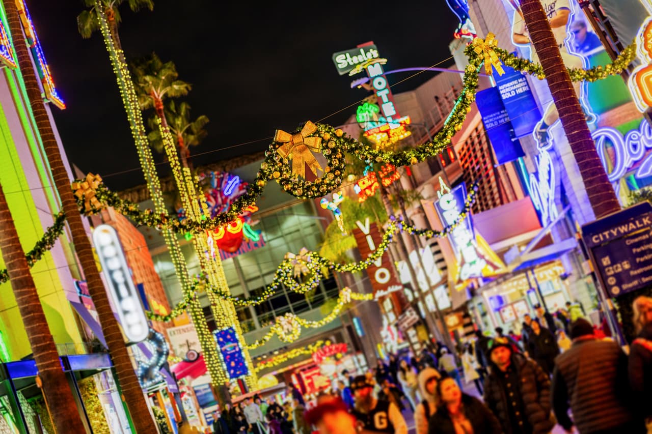 La alegría navideña llega a Universal Orlando, con espectáculos de Harry Potter, Grinchmas y aventuras interactivas en Nintendo.