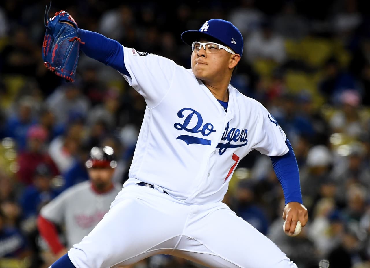 El lanzador mexicano Julio Urias, de Los Angeles Dodgers, fue arrestado el 13 de mayo de 2019 por la noche luego de que testigos aseguraron que empujó a una mujer en un estacionamiento.