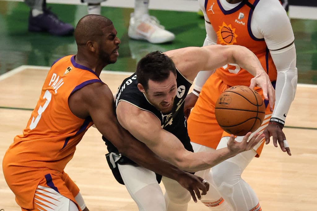 Giannis Antetokoumpo brilla con los Milwaukee Bucks y logran remontar una ventaja de 0-2 para quedar campeones de la NBA. Los Bucks vencieron a los Suns 98-105 en el sexto juego de las Finales.