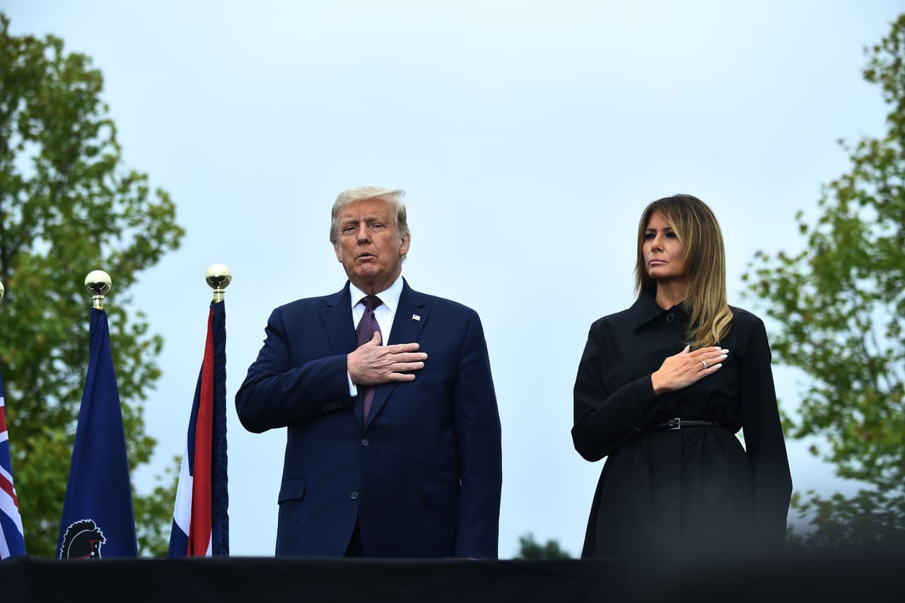 Por su parte, el presidente Donald Trump y la primera dama Melania Trump (sin mascarillas) visitaron Shanksville, Pensilvania, donde se estrelló el vuelo 93.