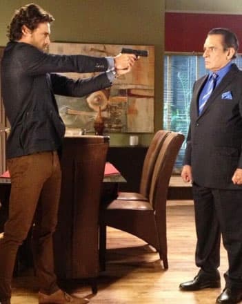 Tres años después vuelven a trabajar juntos en la serie "Yago", en esta ocasión serán enemigos a muerte.