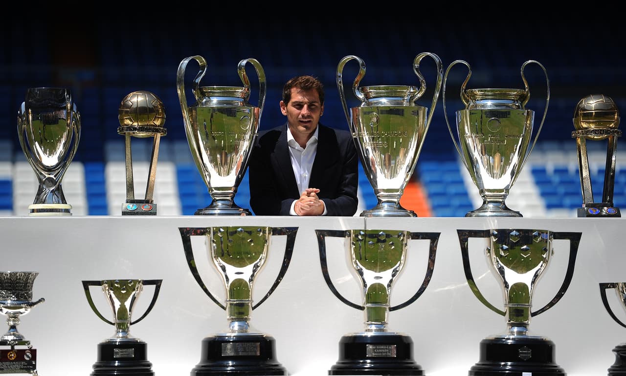Casillas se despiden entre trofeos y aficionados piden la dimisión de Florentino
