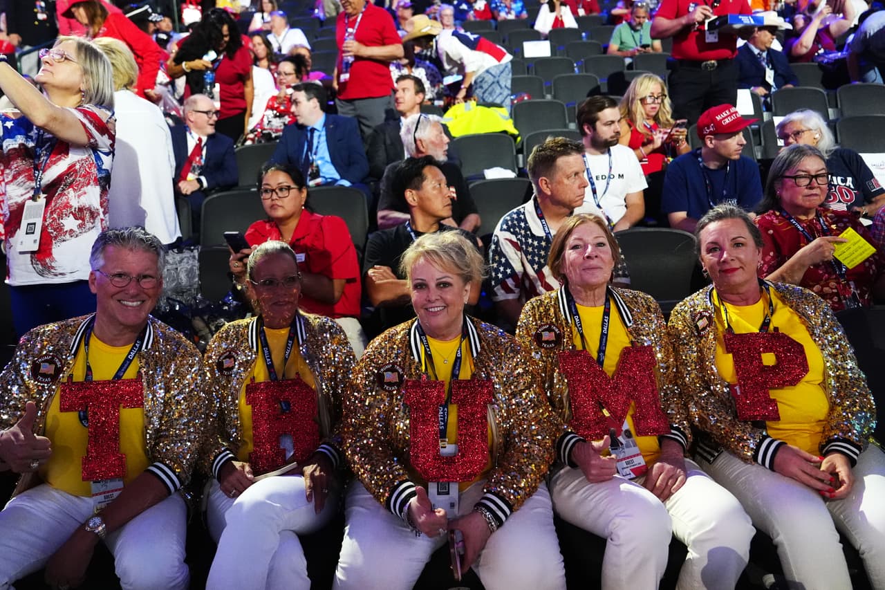 Personas llegan a la convención republicana el miércoles 9 de septiembre de 2026 en Dallas.
