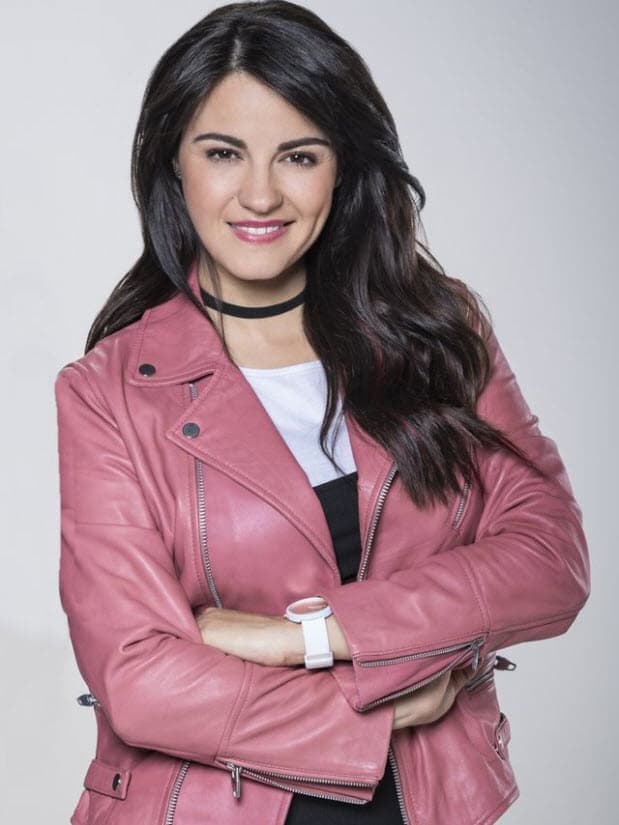 Interpreta a Renée, una mujer muy independiente y trabajadora que encontrará que el amor no se pelea con el crecimiento profesional ni con la libertad.