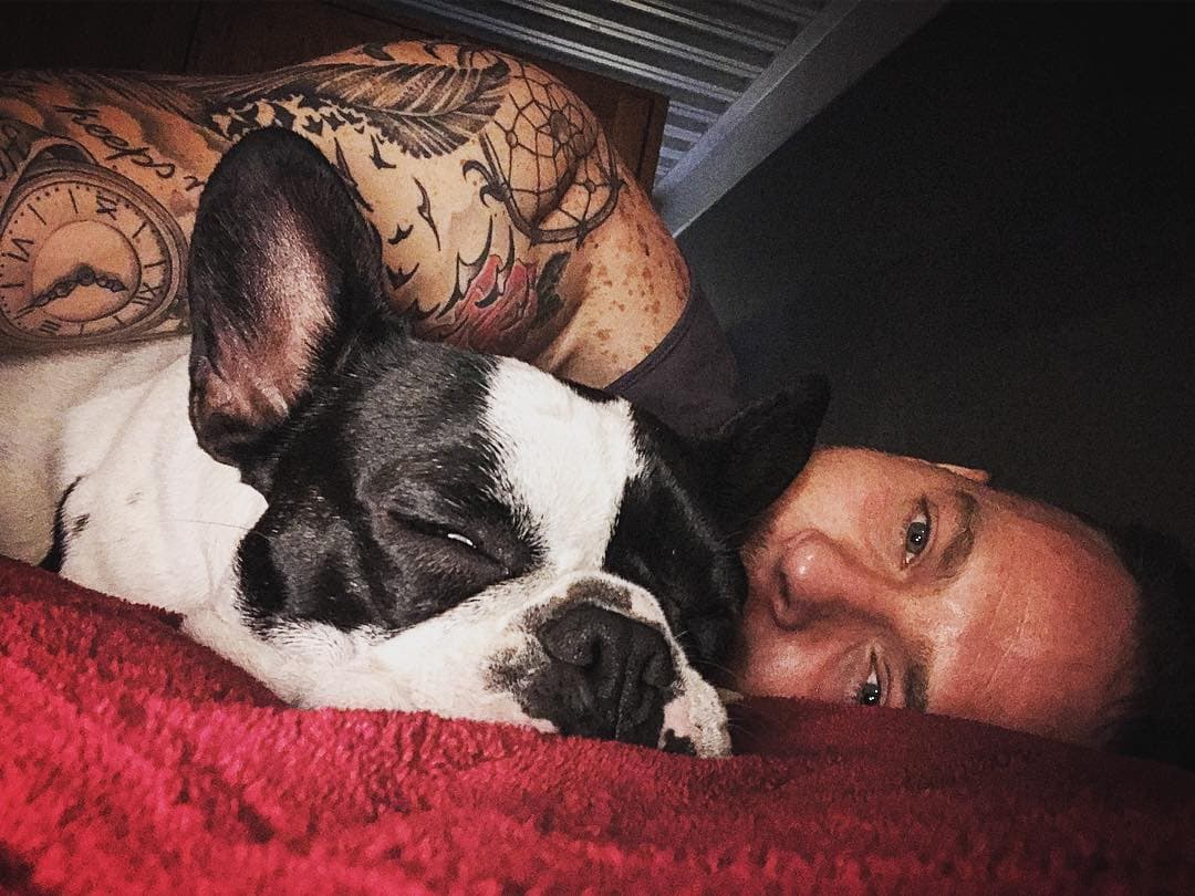 Cuando el actor de 35 años fue cuestionado por la prensa en torno a su situación anímica, el respondió: "En estos momentos muy tranquilo, muy en paz, muy agradecido con todo y fluyendo con todo".