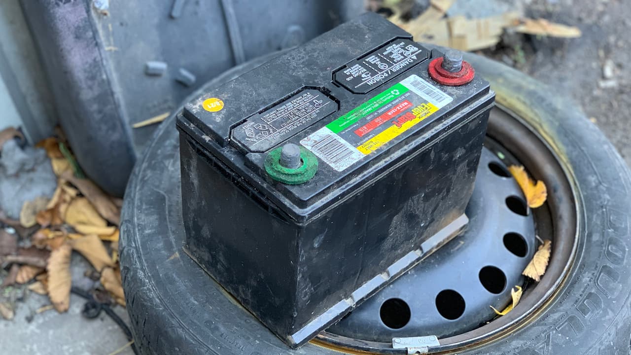 El experto explicó que si al momento de encender el vehiculo, no lo hace ‘de una’, entones es posible que tenga la batería baja y hay que cambiarla.