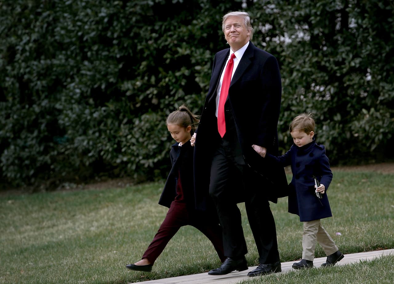 <b>De paseo con los nietos. </b>De camino al helicóptero presidencial Marine One, el presidente lleva de la mano a sus nietos, a quienes lleva a pasar el fin de semana junto a él en Florida.
<br>
