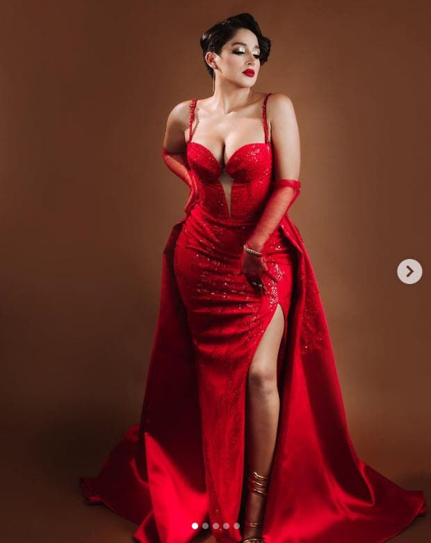 Se despidió de la melena larga en color rosa para darle la bienvenida a un corte 'pixie' en tono negro.