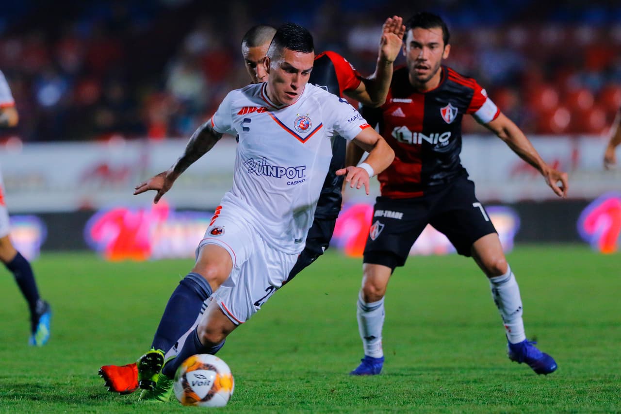 Para la segunda mitad los locales mantenían el balón y buscaban el arco rival pero sin claridad.