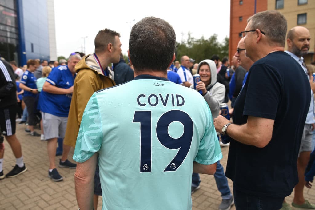 Por brotes de COVID-19 piden que la Premier suspenda jornada.