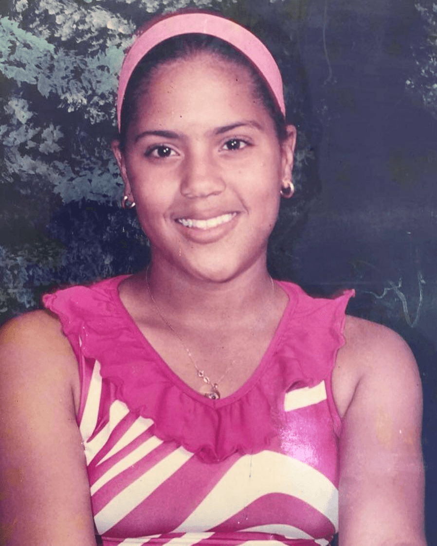 Es dominicana y al paso del tiempo ha cambiado mucho en su manera de ver la vida, menos en su personalidad noble, humilde y carismática.