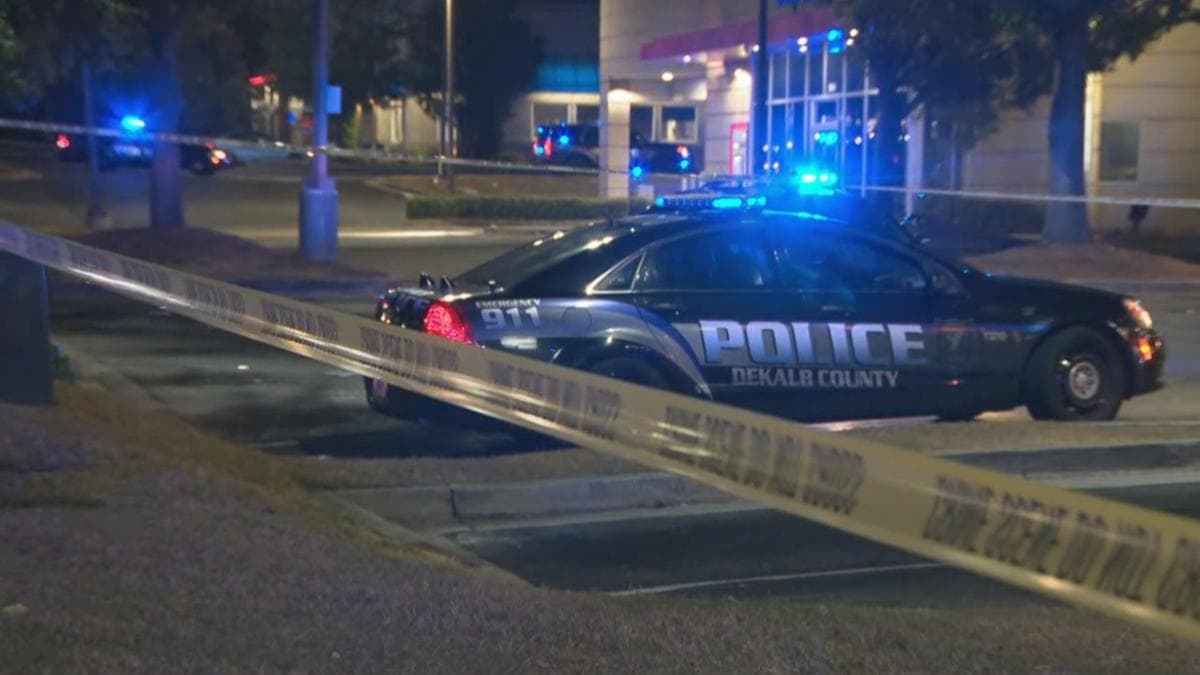 El incidente se registró cerca de las 9:30 pm cuando un empleado del local y dos hombres comenzaron a discutir, informó Jacques Spencer, vocero del
<b><a href="https://www.dekalbcountyga.gov/police-services/welcome" target="_blank">Departamento de Policía del condado de Dekalb</a></b>.