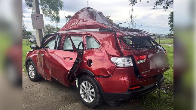 Este auto reventó después de que una mujer encendiera dentro un cigarrillo