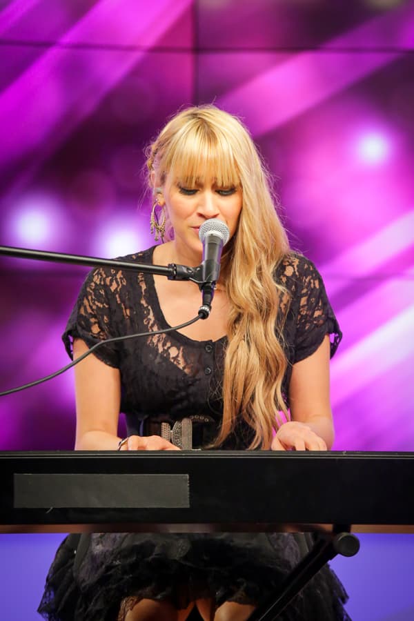 El grupo Ha*Ash estuvo en el Uforia Lounge de Los Ángeles deleitando a los radioescuchas de K-Love 107.5FM