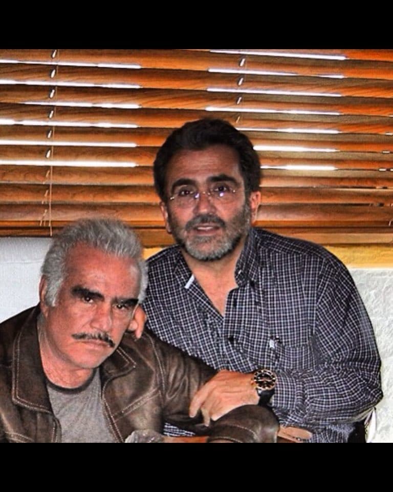 “Agarran como punta de iceberg, y no se fijan en toda la trascendencia de 50 años de trabajo. No se necesita publicitar qué tanto ha ayudado a la gente mi papá, de que tiene más de 35 años el rancho con trabajadores al servicio claro, que la plantilla es parte de nuestra familia y desgraciadamente esas formas de ver las cosas no las toman en cuenta. Pero no importa, mi padre es mi padre”, declaró ante la presencia de la prensa.