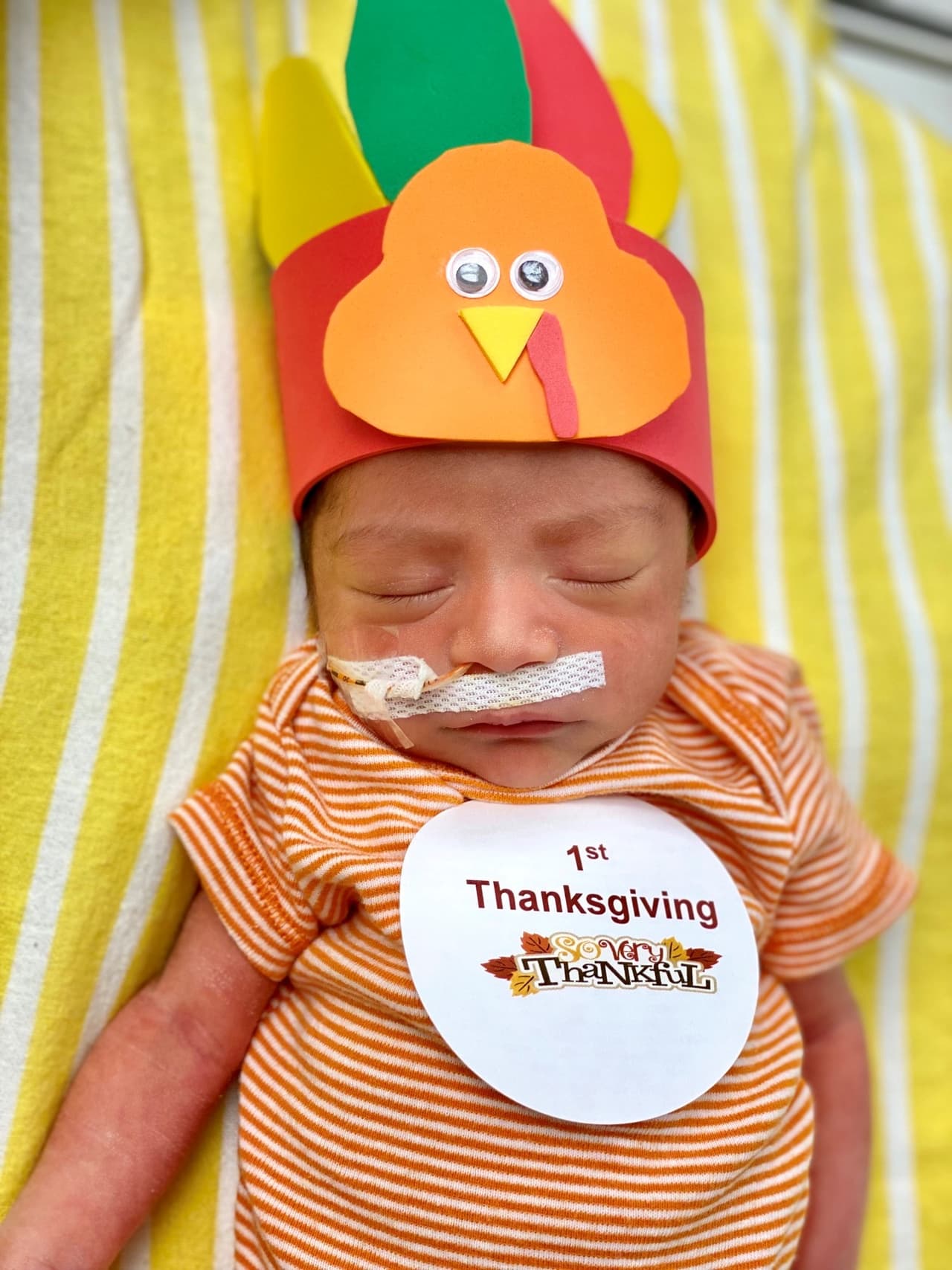 Samantha tan pequeña y linda con su blusa naranja y un sombrero de
<a href="https://www.univision.com/local/dallas-kuvn/500-pavos-le-faltan-al-banco-comunitario-de-fort-worth-para-ayudar-en-el-dia-de-accion-de-gracias">pavo</a>.