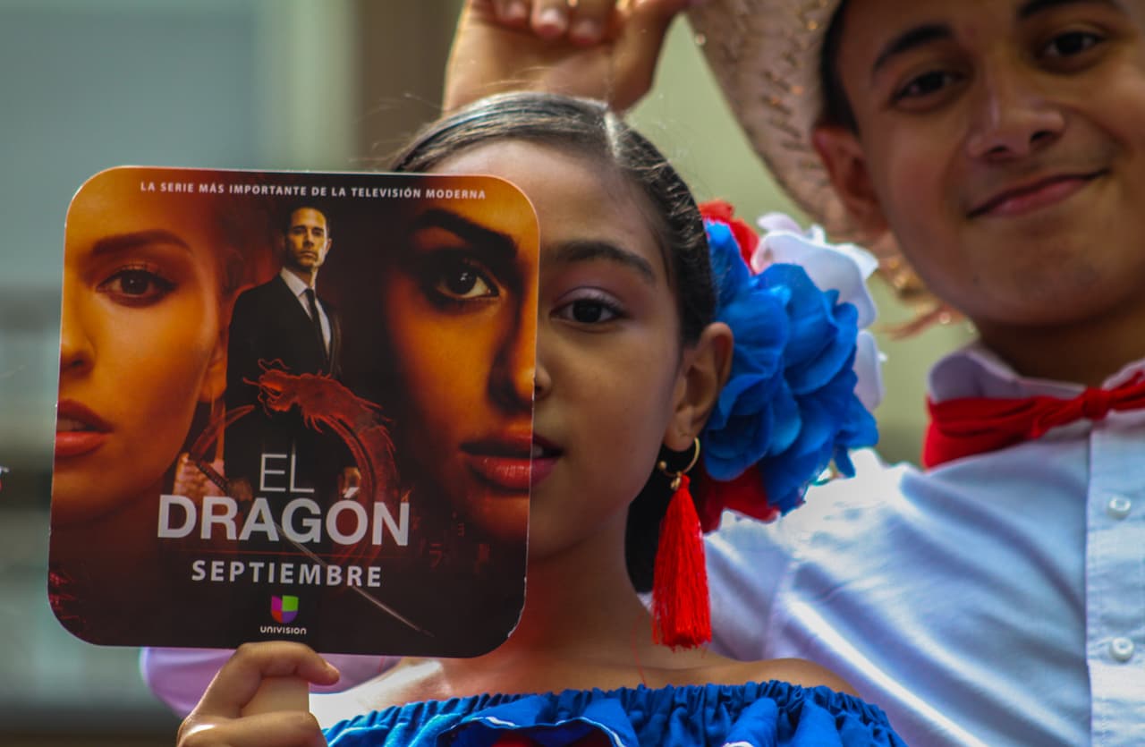 Una niña aprovecha para jugar con un material promocional de la serie
<a href="https://www.univision.com/shows/el-dragon" target="_blank">El Dragón</a>.