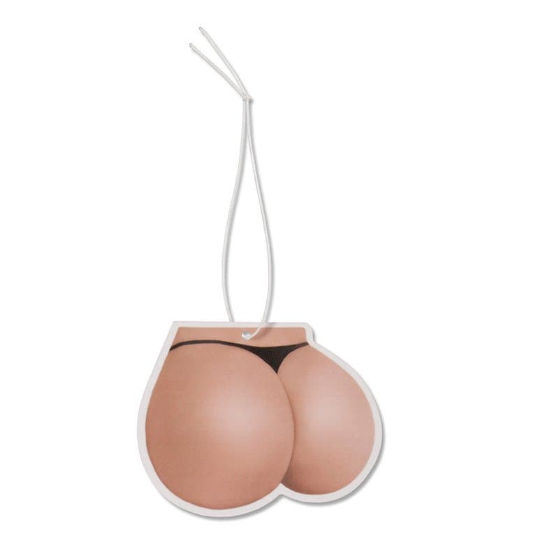 Pero aparte de ganar seguidores con sus selfies y escándalos, su línea de diseño de objetos Kimoji vende ya, directamente, su trasero. Este es un ambientador, que fue vendido por completo y que costaba 10 dólares.