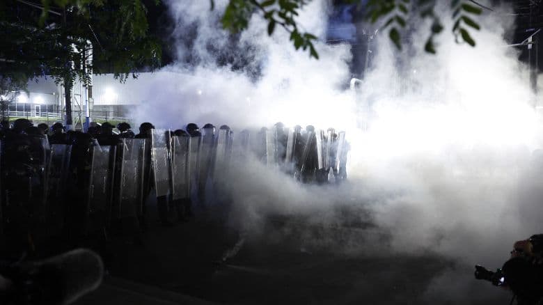 Imponen toque de queda en exterior de Delaney Hall tras enfrentamientos entre manifestantes y policía