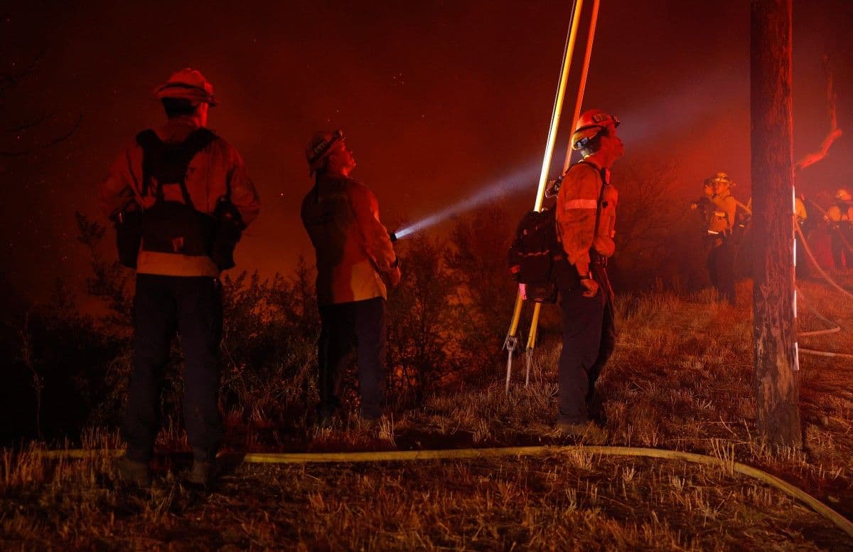 Otro ángulo de los bomberos de Los Ángeles combatiendo al fuego.