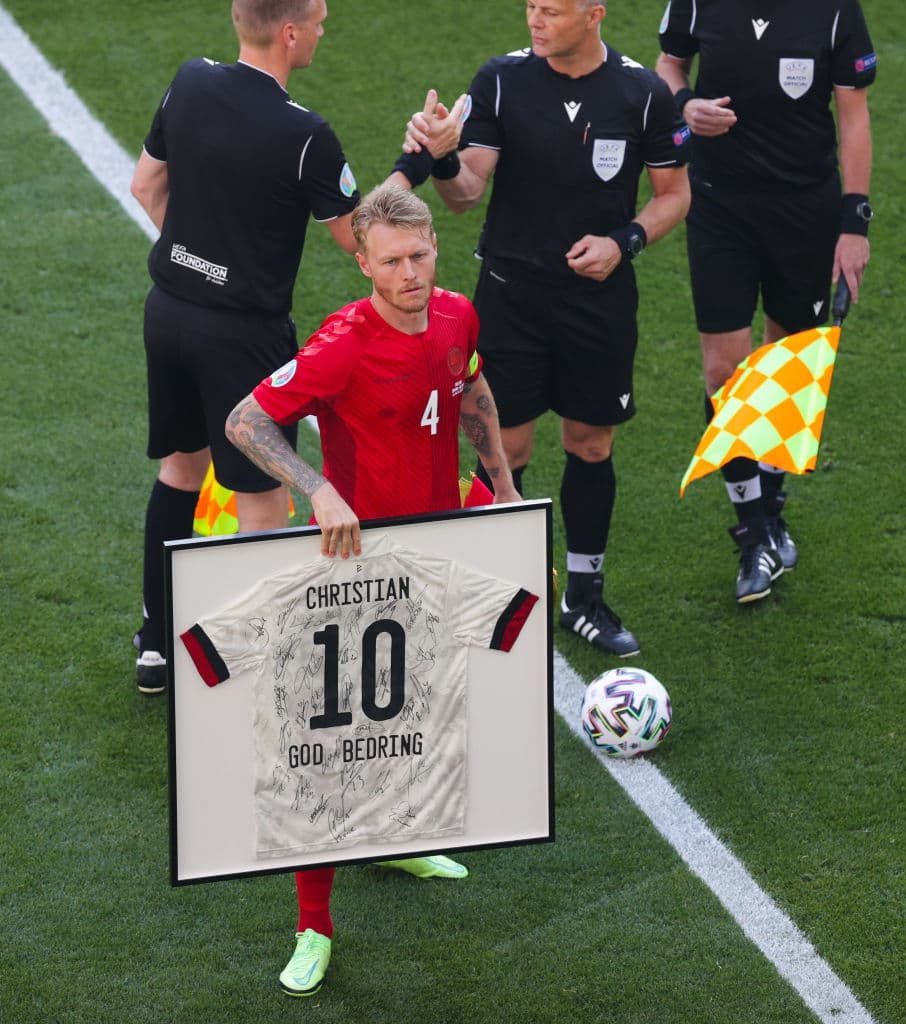 Previo al partido de Dinamarca contra Bélgica en la Euro 2020, el estadio se hundió en aplausos para el jugador danés Christian Eriksen que sufrió un paro cardiaco la semana pasada. Se homenajeó al jugador desplegando un jersey gigante en el campo y llevando una playera del jugador enmarcada. Los homenajes para Eriksen son constantes durante la justa deportiva.
