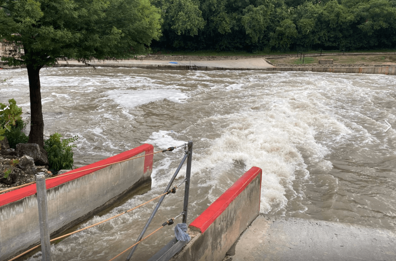 Así registraron los residentes de un condado en Texas las inundaciones repentinas en un río de su vecindario