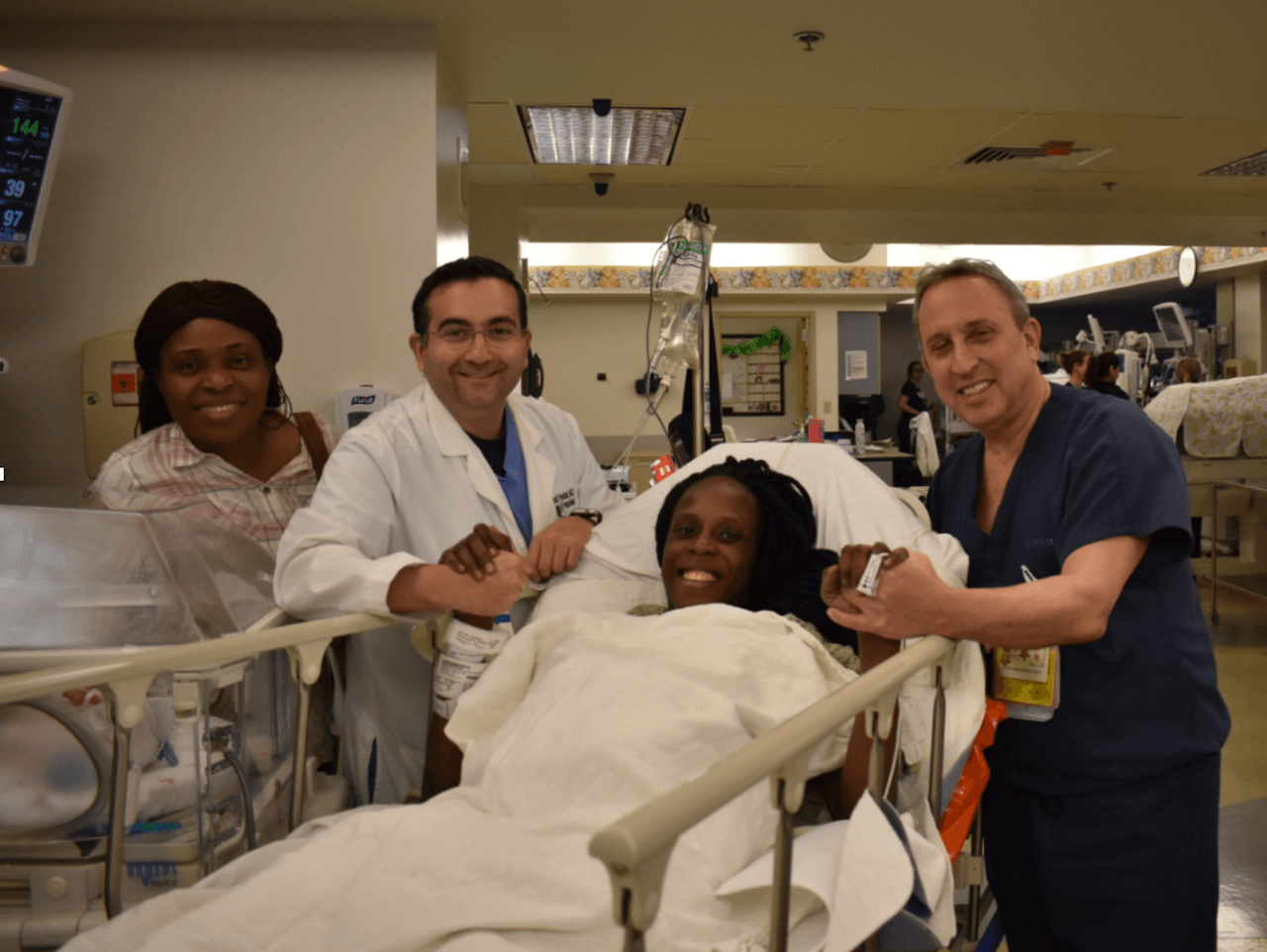 Una mujer da a luz a 6 bebés en solo 9 minutos en un hospital de Texas