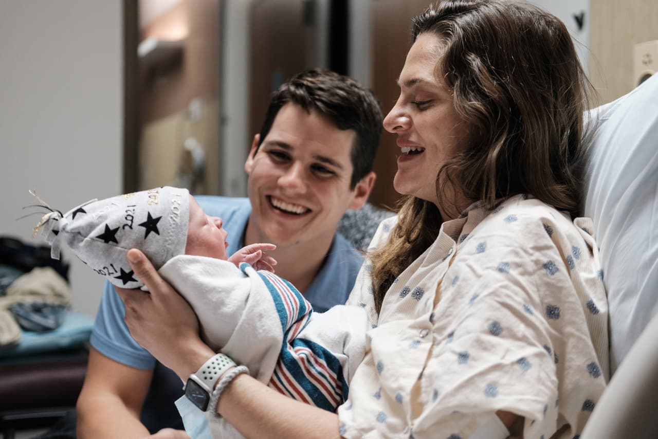 La madre fue identificada como Ivana Casterlin y el padre Andrew Casterlin.