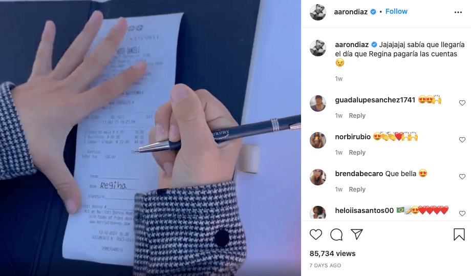 En otra publicación la pequeña Regina mostró que sabe escribir su nombre perfectamente y que incluso llena las cuentas de los restaurantes.