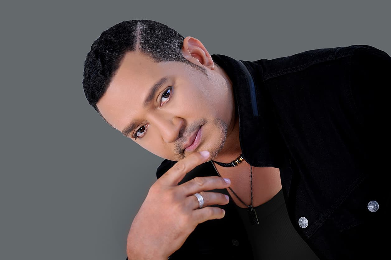 <b>Frank Reyes:</b> porque no solo de reggaetón vive el hombre, el cantante dominicano de bachata se subirá al escenario de Premios Juventud para poner a bailar a todos los asistentes.