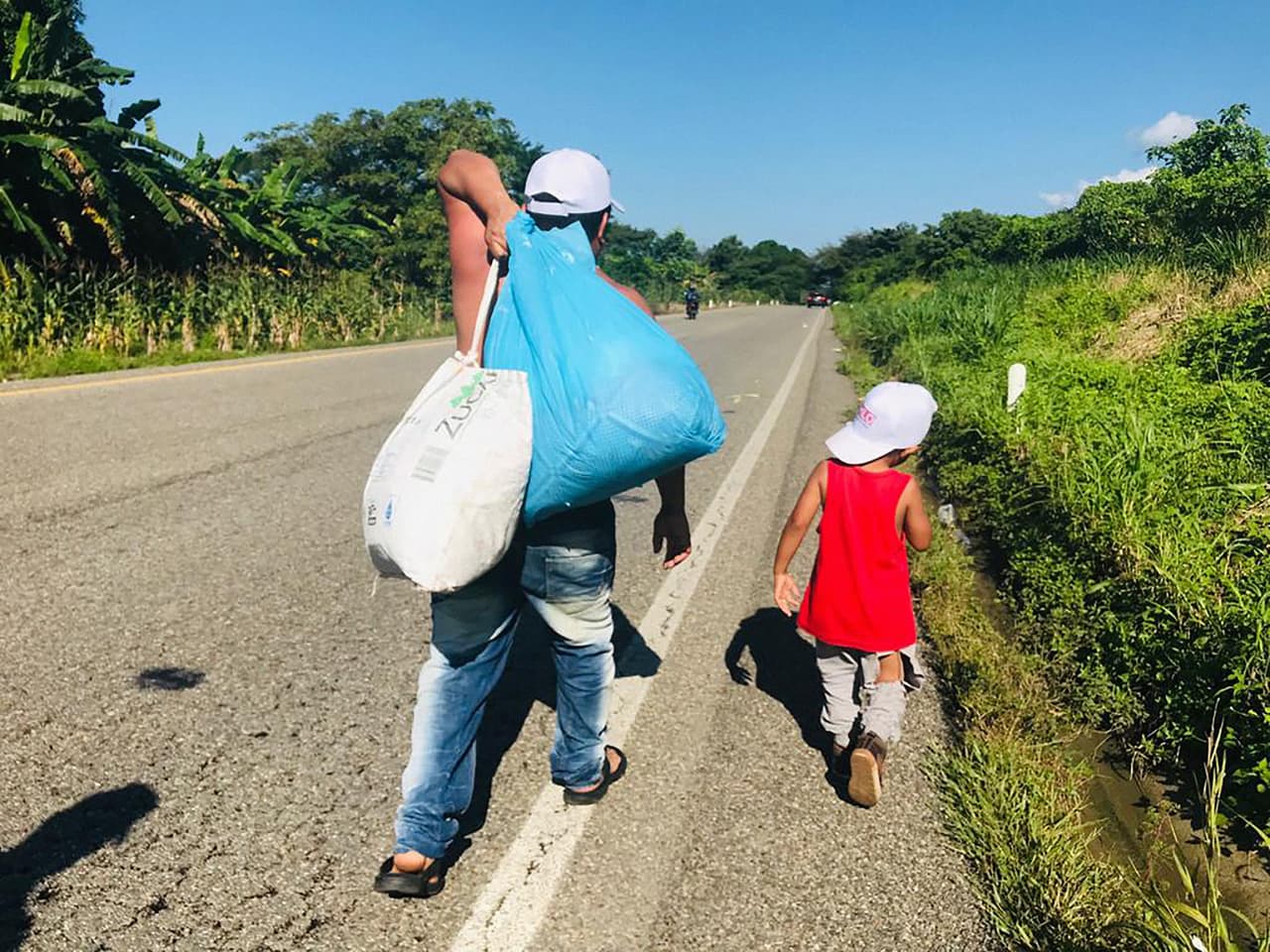 López aún se recupera de una operación en la rodilla y la caminata ha sido una tortura. Cuando llora del dolor su niño le limpia las lágrimas y le pide que no llore y lo alienta. Es todo lo que necesita para levantarse y continuar caminando.