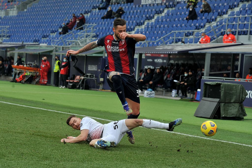 Rebic (26’) abrió el marcador y Kessie (55’) creció la diferencia tras cobrar una pena máxima. Andrea Poli (81’) hizo el descuento. Milan ya le saca cinco puntos de diferencia al Inter en la competencia por la cima de la Serie A; Bolonia se quedó a media tabla con 20 unidades.