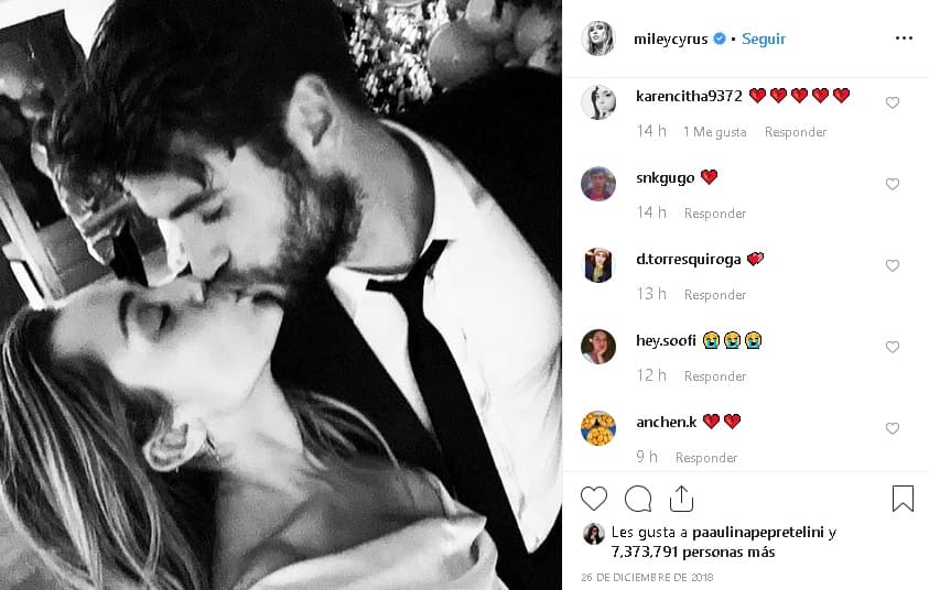 En la
<b><a href="https://www.univision.com/entretenimiento/la-familia-de-miley-cyrus-revela-mas-detalles-de-su-sorpresiva-boda-con-liam-hemsworth-fotos" target="_blank">ceremonia de matrimonio</a></b>, el vestido de Cyrus fue de la diseñadora Vivienne Westwood, según información de
<b><a href="https://www.eonline.com/news/999432/miley-cyrus-confirms-marriage-to-liam-hemsworth" target="_blank">E! News. </a></b>
<br>