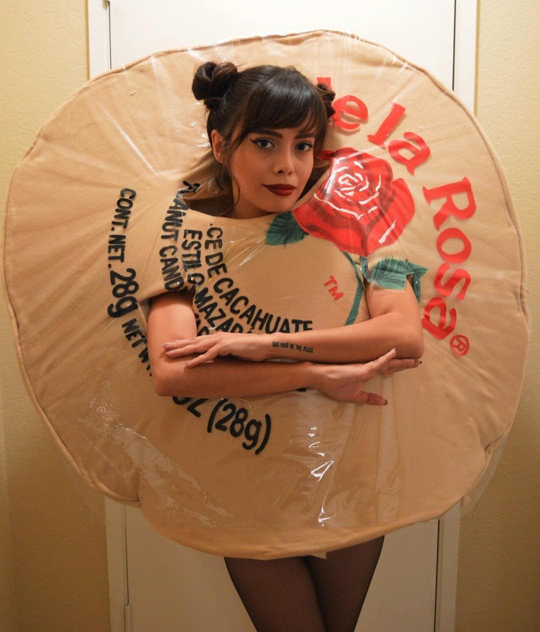 Sydney posa con su vestido de dulce de mazapán. Sus disfraces son creaciones caseras que elabora con la ayuda de su madre.