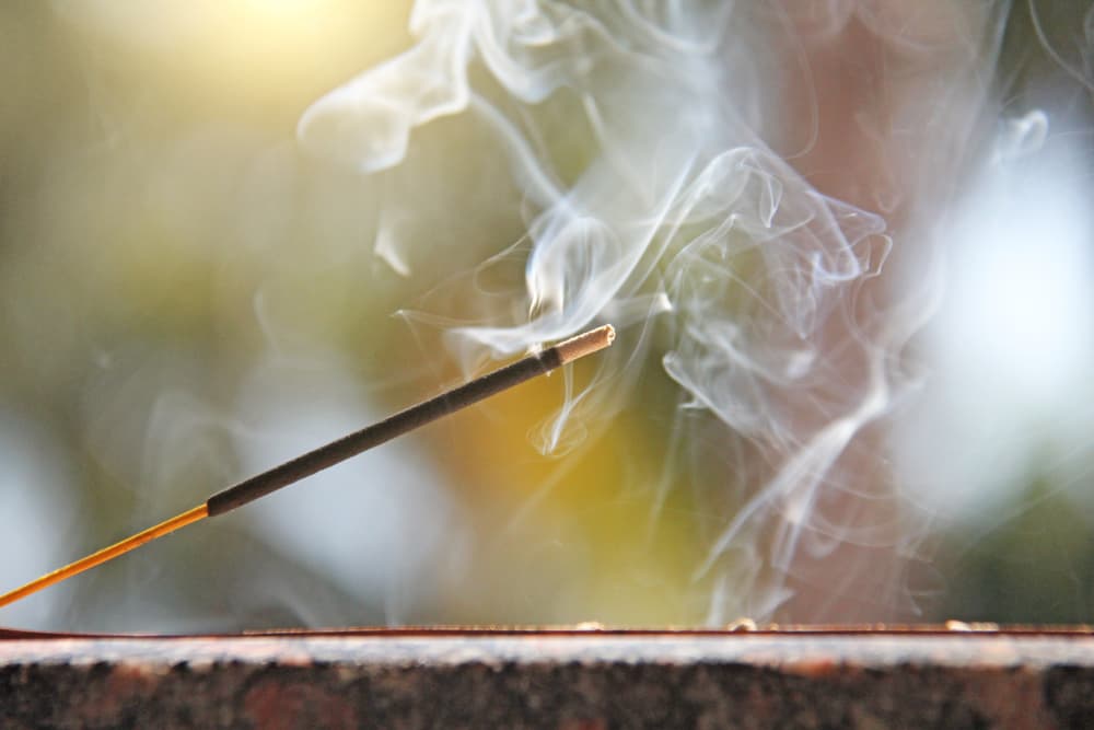 En tu altar, mientras tanto, debes prender tu vela favorita o el incienso de tu predilección, y puedes también acompañarlo con flores de tu jardín, algún objeto o amuleto que signifique algo especial para ti.