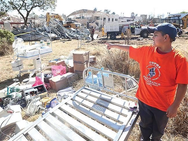 Jonathan Tobón afuera de su casa en Cuajimalpa, a unos pocos metros de los escombros del hospital que colapsó tras una explosión.
<br>
