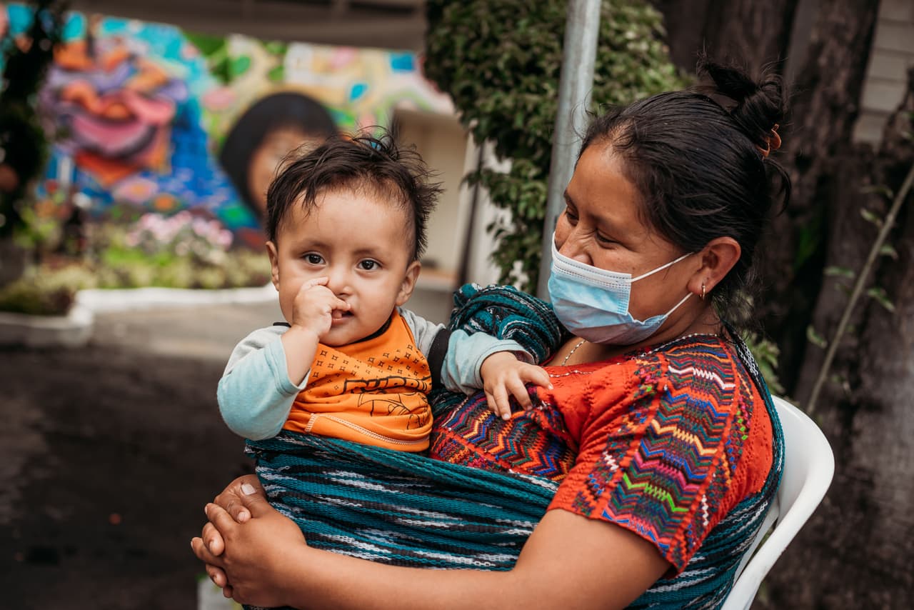 Los voluntarios también llevan otros materiales como ropa y artículos de primera necesidad para repartir a las familias. Las personas interesadas en cooperar pueden comunicarse con la organización al 512-451-9300.