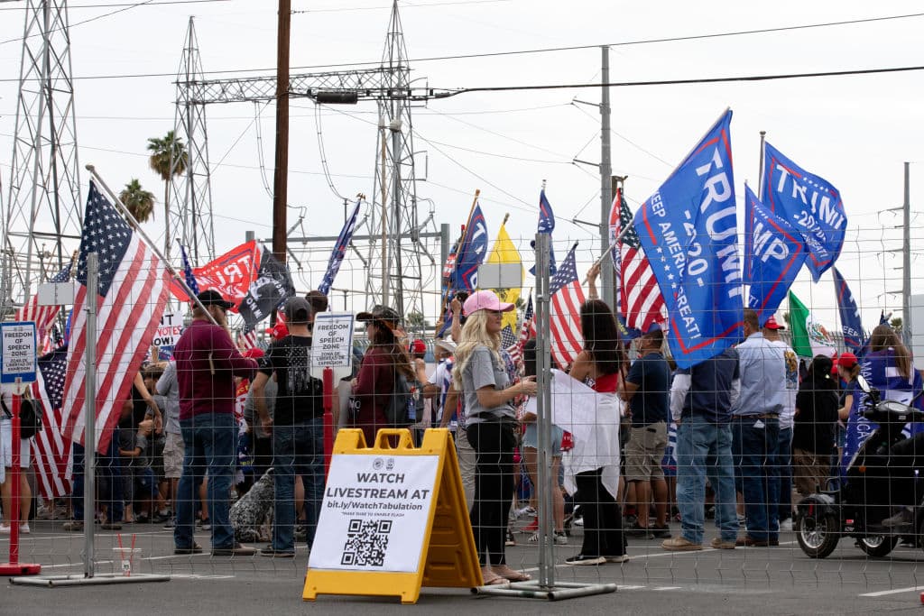 Los seguidores de Trump protestan para que se frene el conteo en algunos estados mientras que en otros protestan para que se cuenten más. Trump señala fraudes sin dar pruebas y sin bases mientras que está demandando en cortes, tal como había anticipado en la campaña.
<b>Trump se negó a decir también si se comprometía a una transferencia de poder pacífica si perdía la elección. </b>