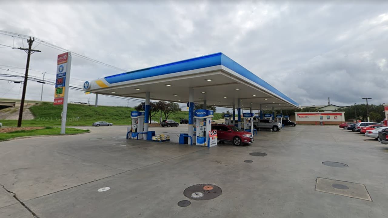 Durante la temporada decembrina, autoridades recomiendan usar el pago sin contacto para evitar fraudes en gasolineras.
<br>