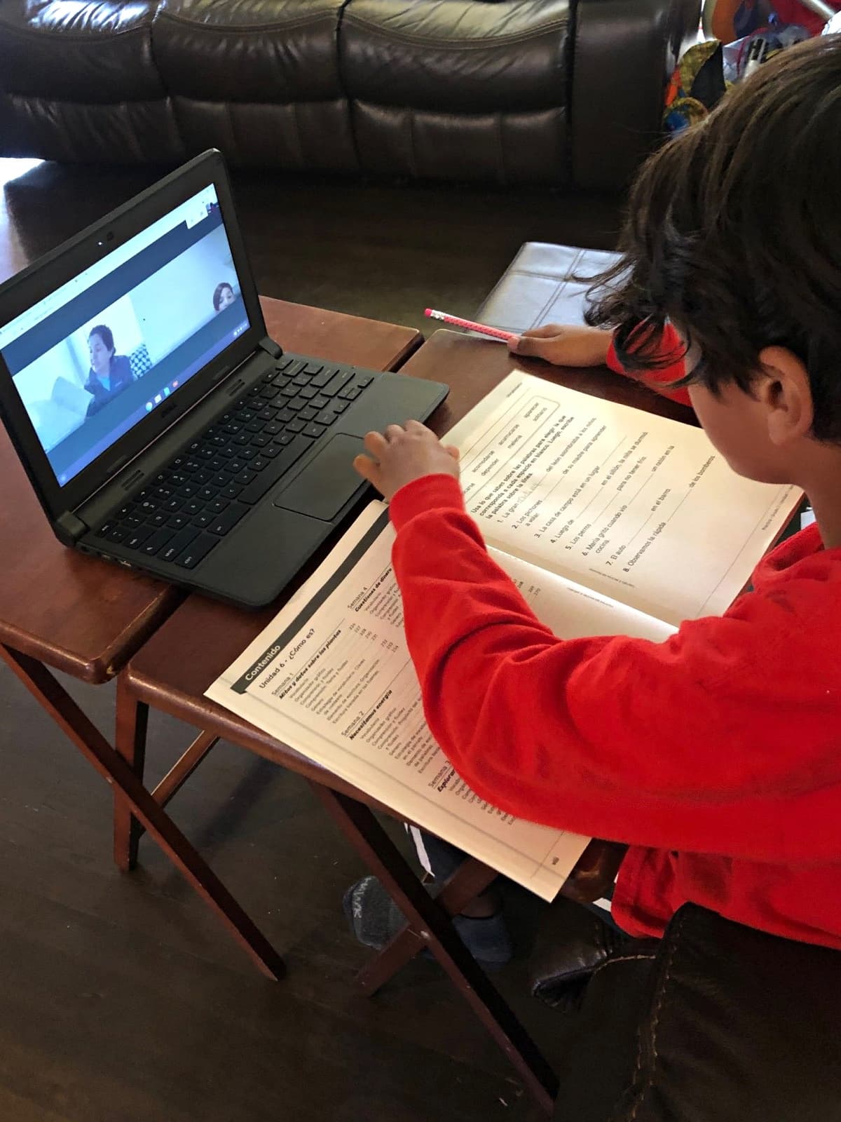 Son muchos los niños afectados por la falta de acceso a la tecnología. Por ejemplo, según un
<a href="https://www.commonsensemedia.org/sites/default/files/uploads/pdfs/common_sense_media_report_infographicfinal.pdf"><u>informe de Common Sense Media</u></a>, de 15 a 16 millones de estudiantes de K-12 (30%) carecen de Internet o dispositivos adecuados para mantener un aprendizaje a distancia efectivo en el hogar y unos 9 millones carecen tanto de Internet como de dispositivos adecuados.
<br>