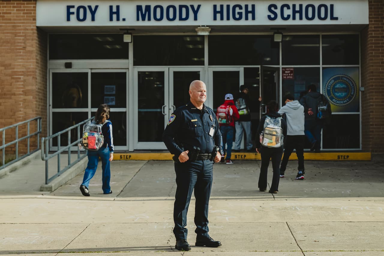 Kirby Warnke, jefe del departamento de policía del distrito escolar de Corpus Christi y presidente de la Asociación de Jefes de Policía de Distritos Escolares de Texas, dijo que sus agentes recurrían a la fuerza física con los alumnos para contenerlos o redirigirlos.