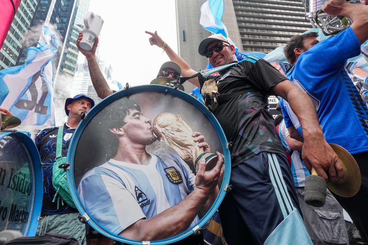 Aficionado argentino lleva un bombo con la efigie de Maradona.
