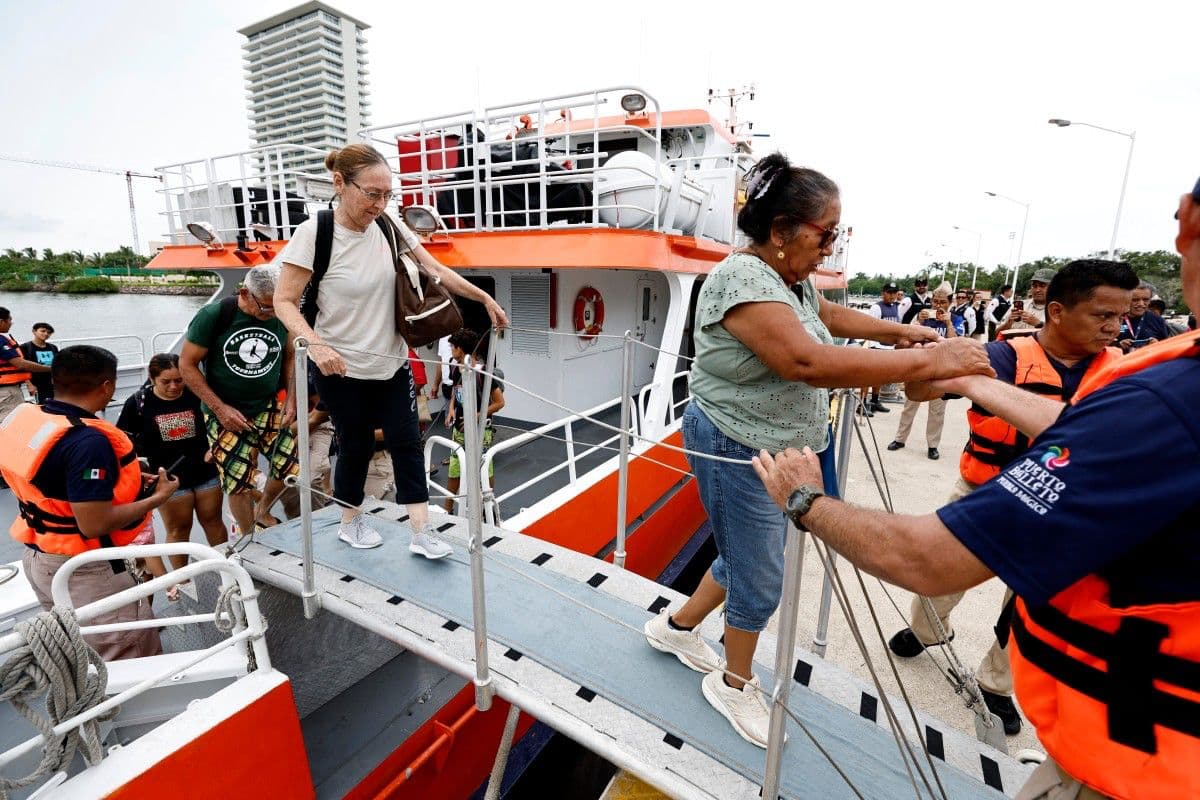 Dos mujeres desembarcan de un ferry que transportaba a personas evacuadas por personal de la Armada mexicana a las instalaciones de la 12ª Zona Naval en Puerto Vallarta, estado de Jalisco, México, el 10 de octubre de 2026, ante el posible impacto del huracán Simón.