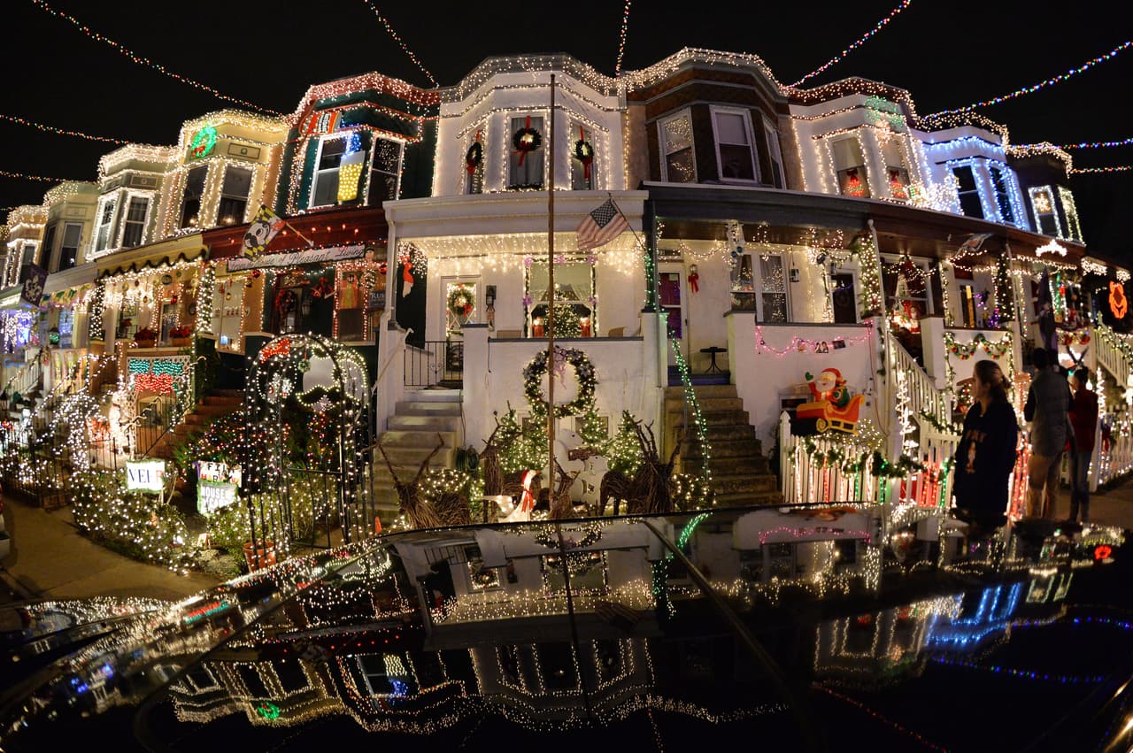 <a href="https://www.usatoday.com/story/news/nation/2021/09/08/what-least-expensive-zip-codes-america-real-estate-covid/5769847001/" target="_blank">24/7 Wall St. revisó los datos proporcionados por ATTOM Data Solutions</a>, un proveedor de datos de bienes raíces y propiedades y determinó:
<br>
<br>
<b>Puesto número 1.</b>
<br>
<br>1. Código postal: 21223.
<br>2. Ubicación: Baltimore, Maryland.
<br>3. Precio medio de venta de la vivienda: 26.000 dólares.
<br>4. Ingreso medio por hogar: $28,549
<br>
<br>El código postal 21223 de Baltimore, situado justo al oeste de la zona del Inner Harbor de la ciudad, tiene la vivienda menos cara de todos los códigos postales con un tamaño de muestra suficiente en Estados Unidos. La mayoría se vendieron por 26.000 dólares o menos, por debajo de la renta media local de los hogares, que es de 28.549 dólares.